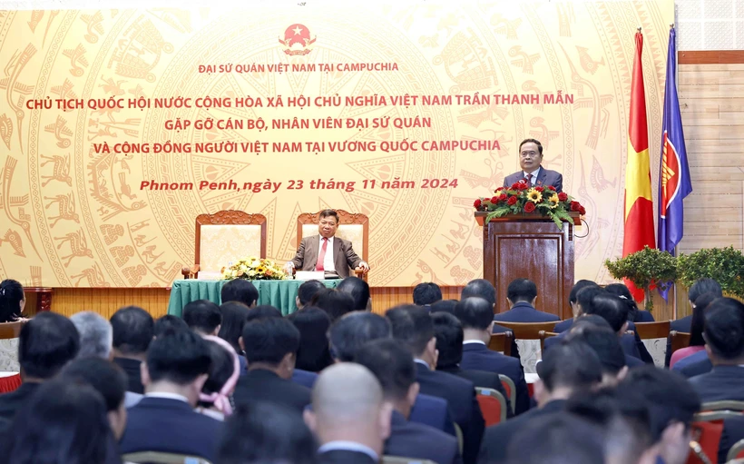 Top legislator meets with Vietnamese community in Cambodia