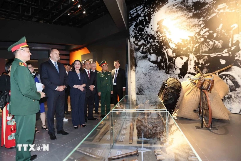 Bulgarian President tours Vietnam Military History Museum