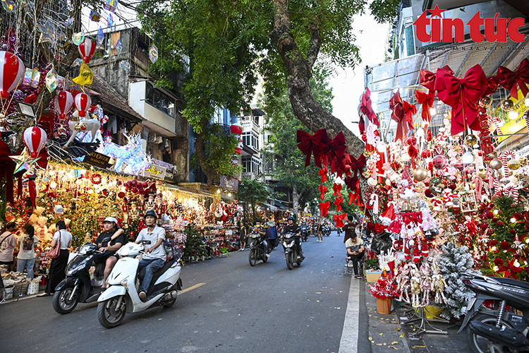 Hanoi street shimmers with colors ahead of Christmas