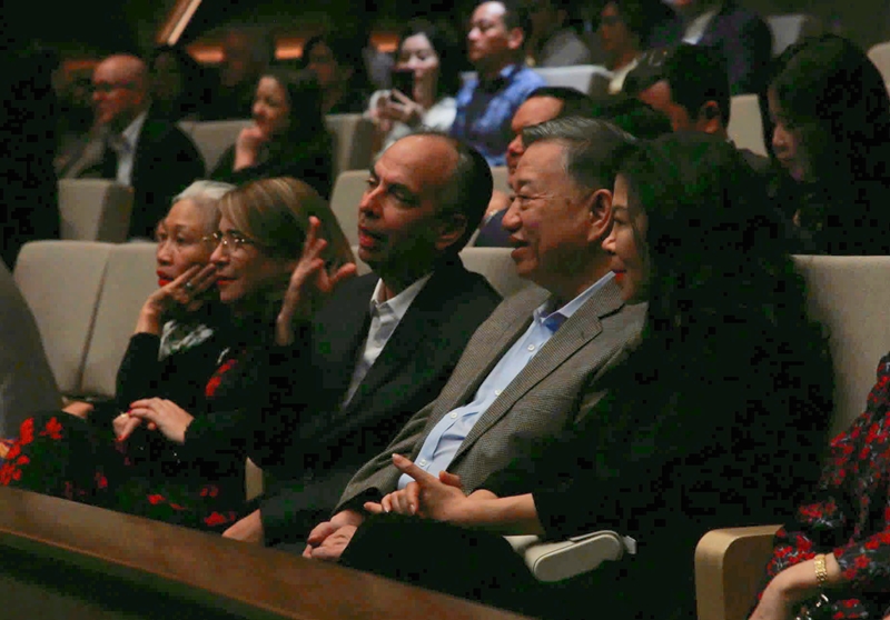 General Secretary attends performance of National Ballet of Cuba