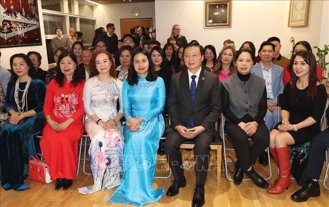 Deputy Prime Minister Tran Hong Ha meets overseas Vietnamese in Finland