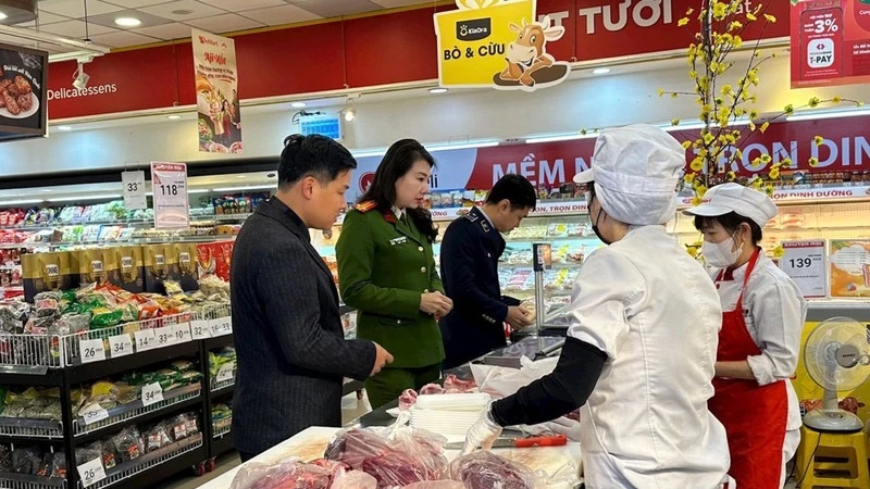 Hanoi strengthens interagency inspections for food safety during Tet festivities
