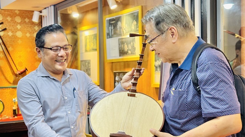 Tourists from Chiang Mai Province in Thailand visits Tran Huu Trang ‘Cai Luong’ Theatre