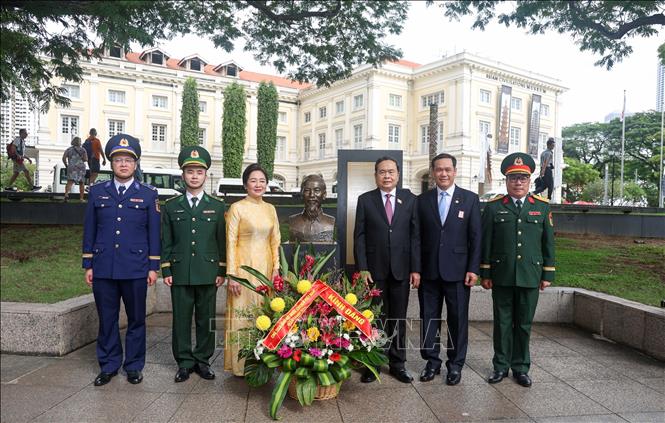 National Assembly Chairman lays flowers at Ho Chi Minh Statue in Singapore