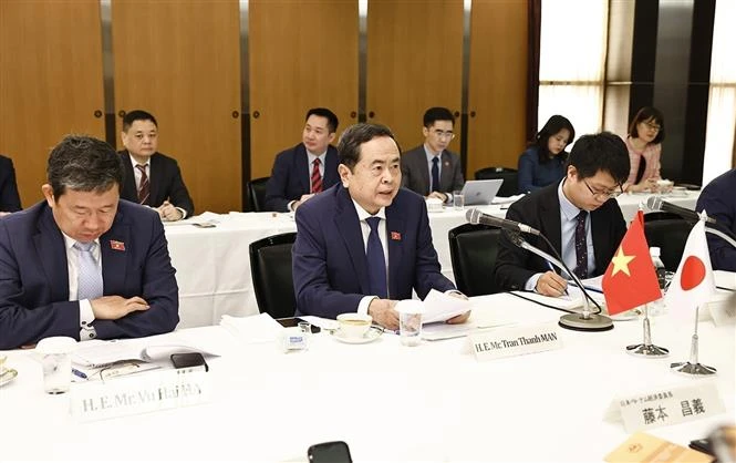 Top legislator has working breakfast with Keidanren leaders