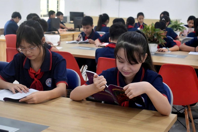 Hanoi district s secondary school promotes passion for reading among students