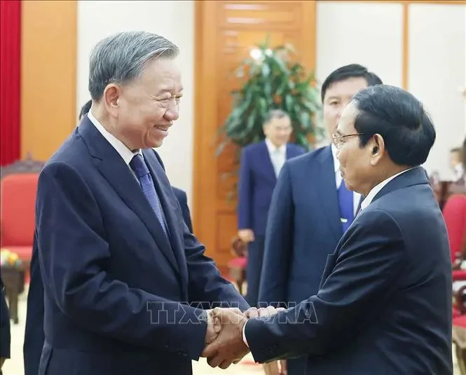 Vietnam always supports Laos in implementing development goals Party chief