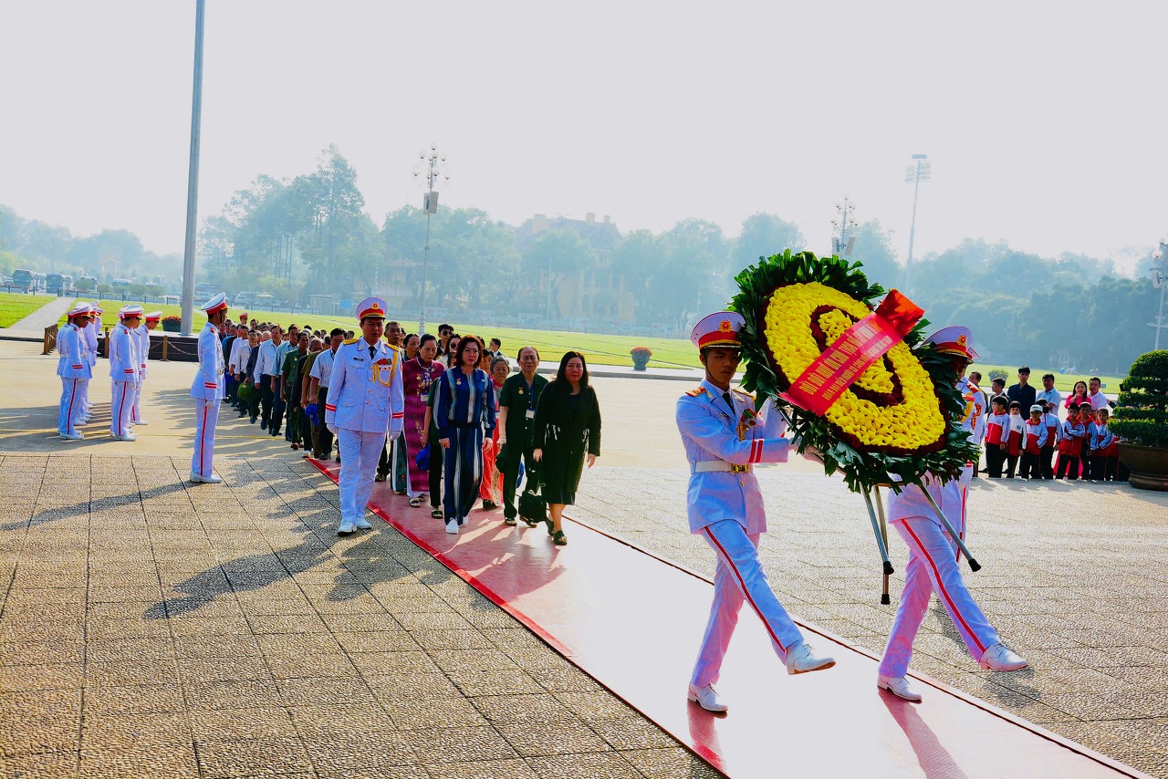 Soc Trang province delegation pays tribute to President Ho Chi Minh