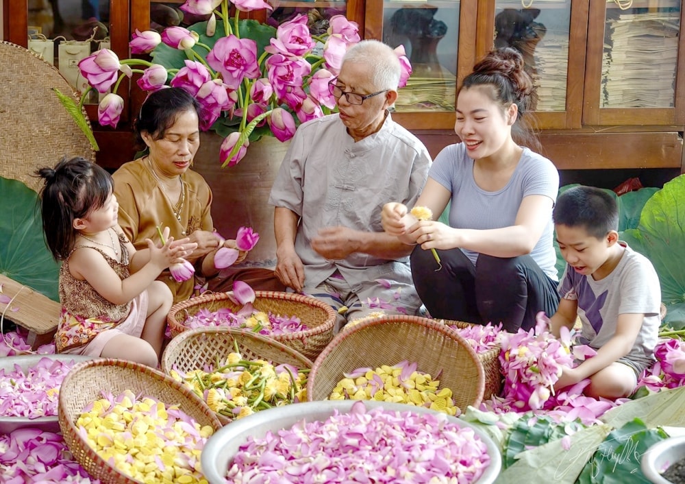 Quang An receives two titles of traditional craft village
