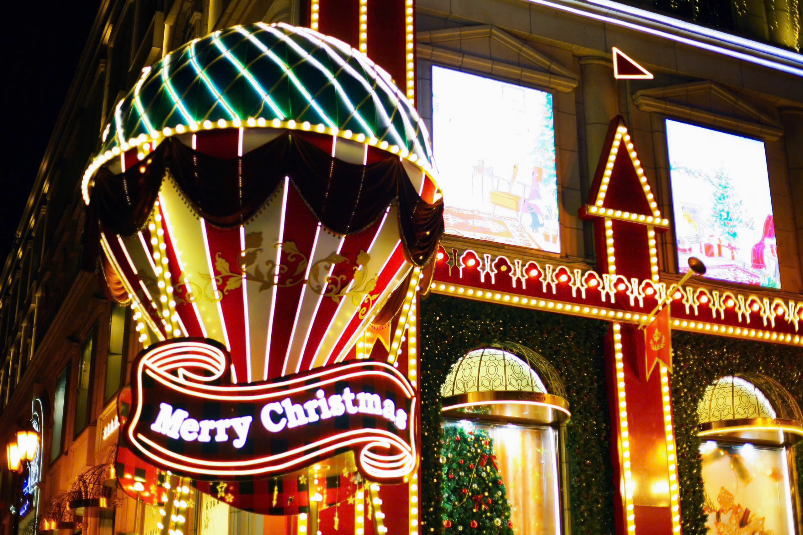 Ho Chi Minh City streets sparkle in Christmas cheer