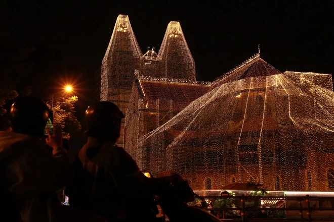 Ho Chi Minh City filled with Christmas atmosphere