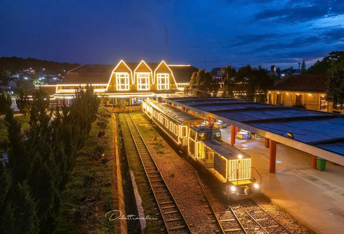 Free music performance on Da Lat ancient train