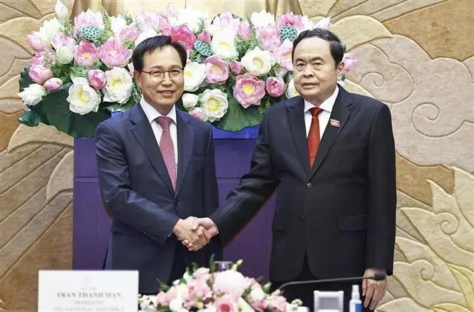 Top legislator receives Samsung Vietnam s leader