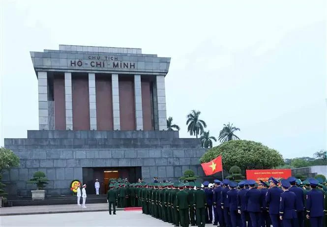 Central Military Commission, Defence Ministry pay tribute to President Ho Chi Minh