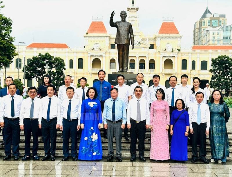 Hanoi delegation offers flowers to President Ho Chi Minh in southern hub