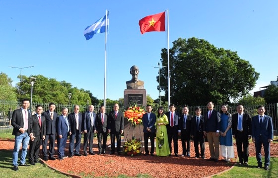 HCMC leaders offer flowers at Ho Chi Minh Statue in Argentina