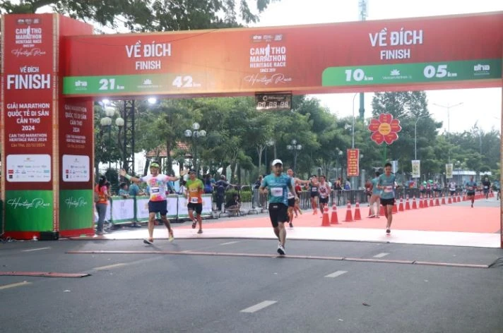Over 9,000 runners join Can Tho international marathon