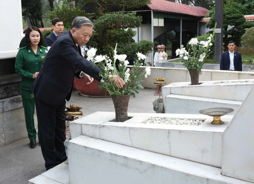 Party chief pays tribute to heroic martyrs in Ha Tinh province