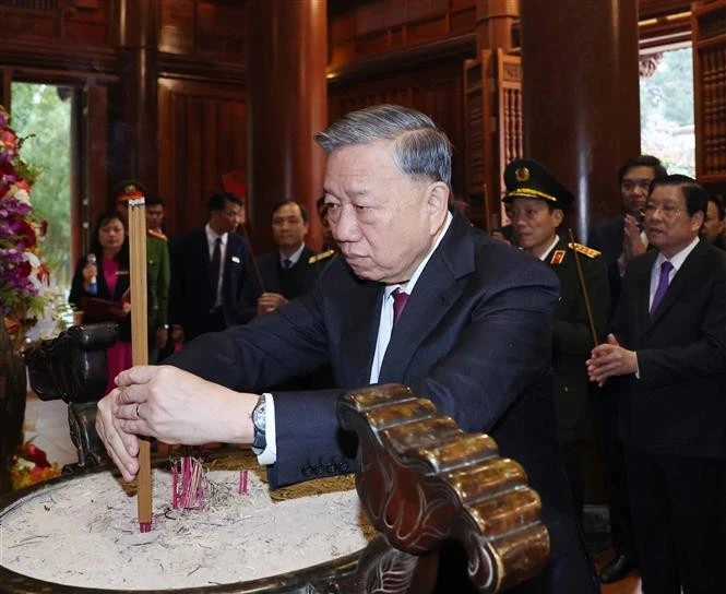 Party chief pays homage to President Ho Chi Minh in Nghe An province