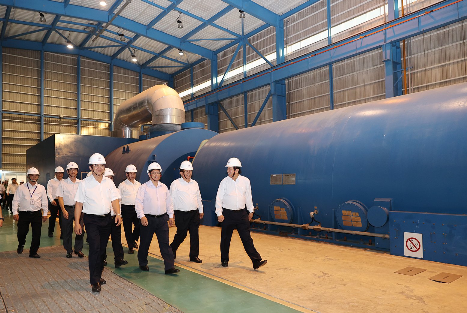 Le chef du gouvernement rend visite à la centrale thermique d O Mon I