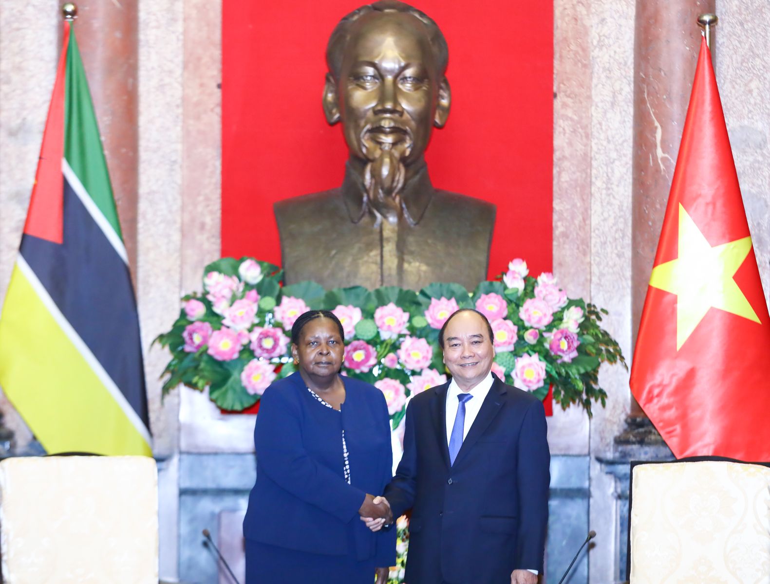 Le président Nguyen Xuan Phuc reçoit la présidente de l Assemblée du Mozambique