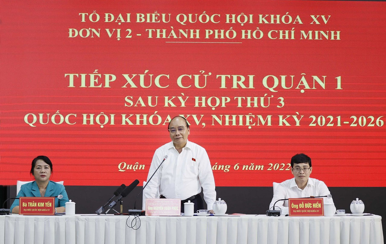 Le président Nguyen Xuan Phuc rencontre les électeurs à Ho Chi Minh-Ville