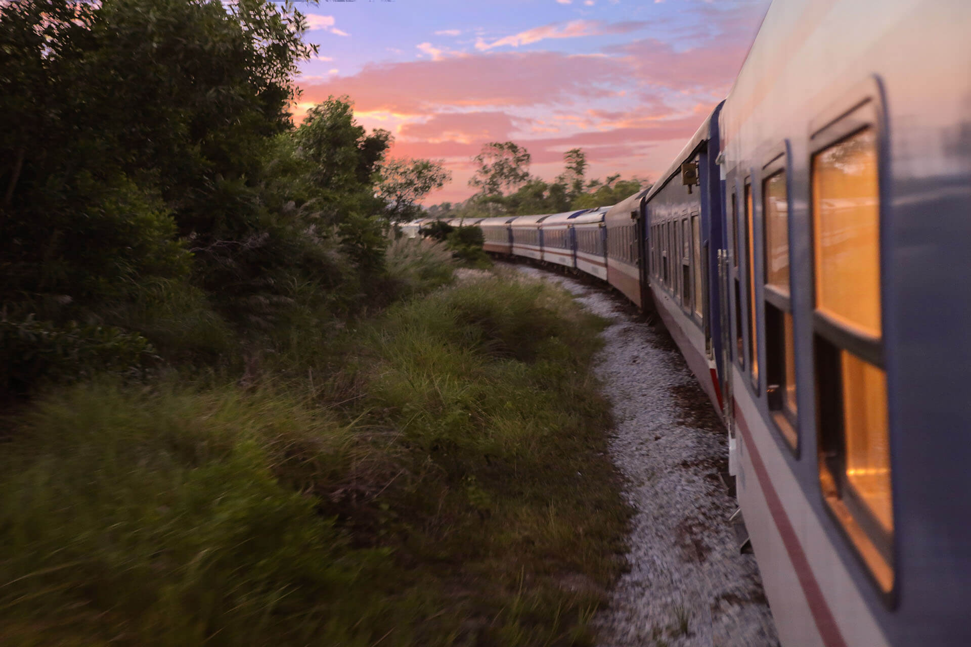 Un touriste étranger impressionné par le train de grande classe Da Nang - Quy Nhon