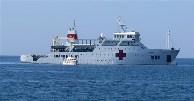 Un navire-hôpital de la Marine vietnamienne offre des examens médicaux gratuits à Phu Yen