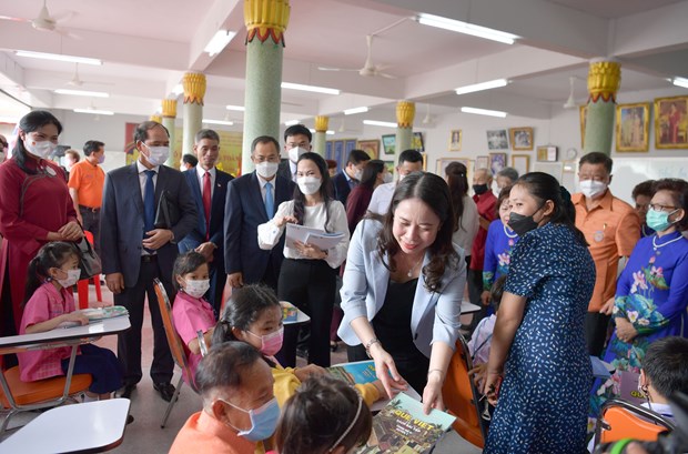 La vice-présidente Vo Thi Anh Xuan rencontre des Vietnamiens en Thaïlande