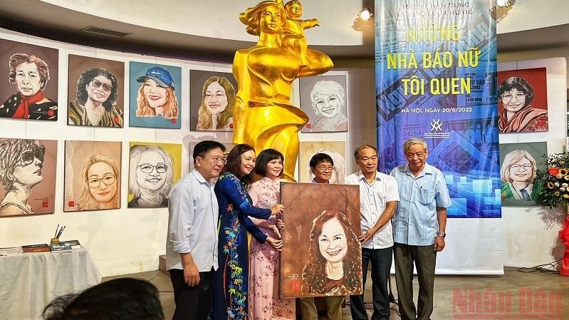 Le Musée des femmes du Vietnam reçoit des portraits peints de femmes journalistes