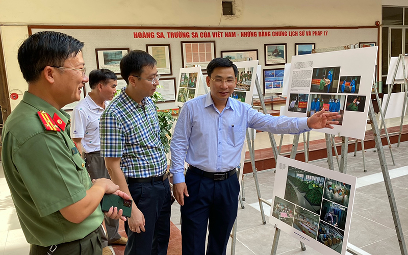 Lancement du livre de photos Bac Giang résiste à l épidémie de Covid-19