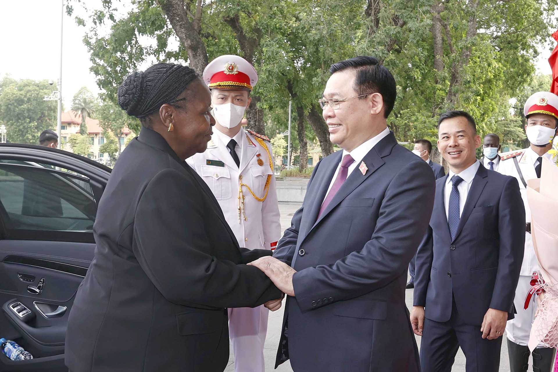 La présidente de l Assemblée du Mozambique termine sa visite au Vietnam