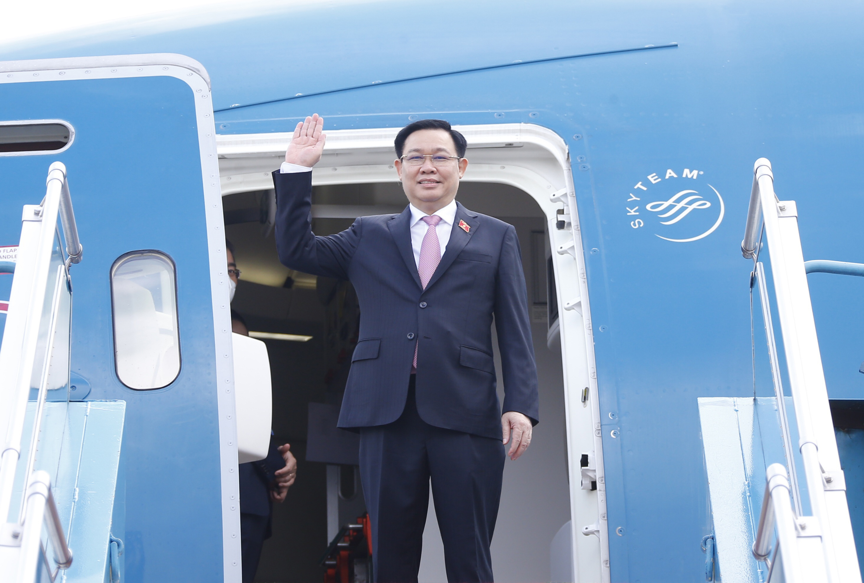 Le président de l’Assemblée nationale Vuong Dinh Huê part pour la Hongrie