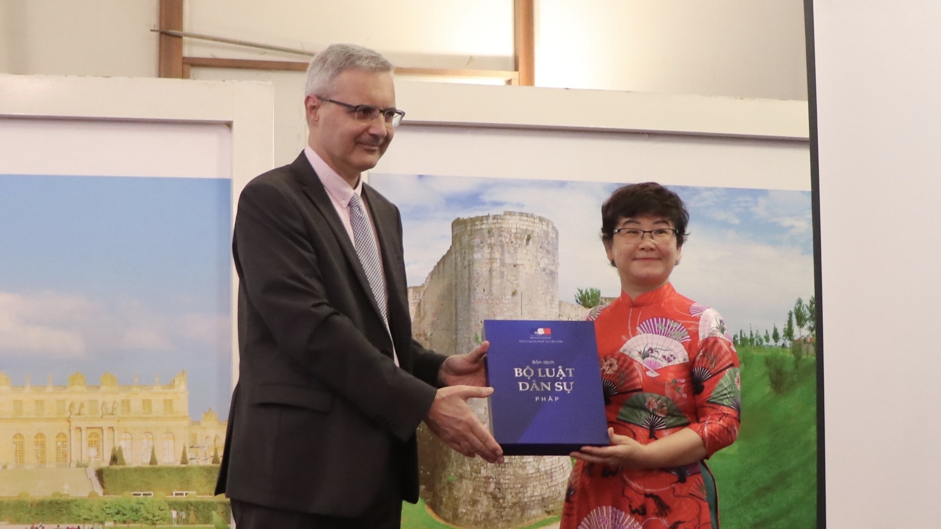 Remise de la traduction du Code civil français en vietnamien