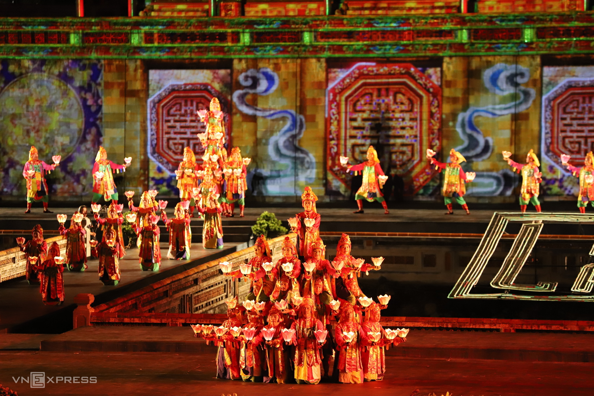 Ouverture du Festival de Huê une soirée brillante de mille feux