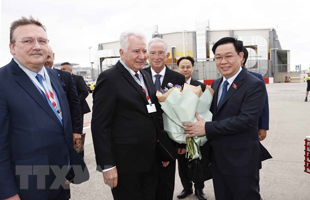 Le président de l AN Vuong Dinh Huê entame une visite officielle en Hongrie