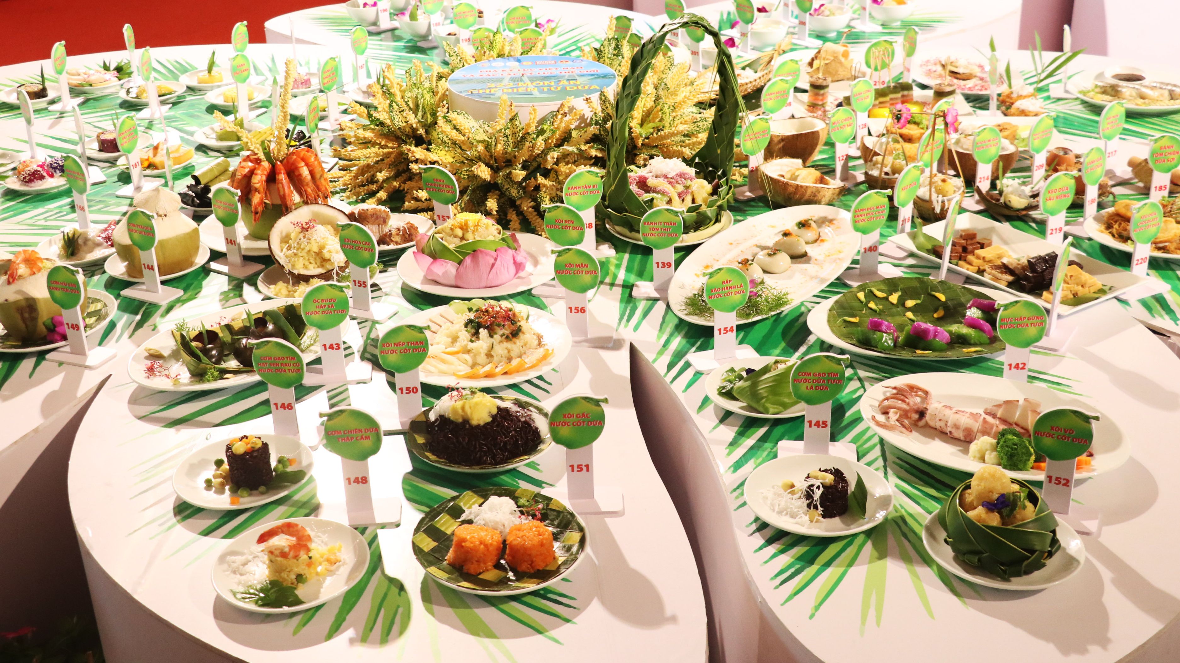 Bên Tre décroche un record du monde pour la préparation de 222 plats à base de noix de coco