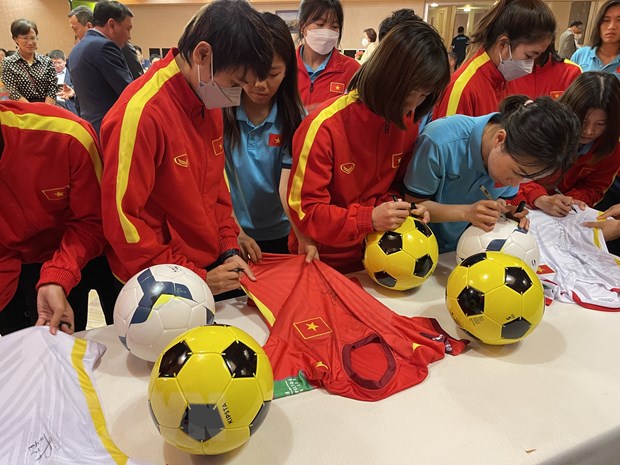 L équipe nationale de football féminin chaleureusement accueillie à Paris