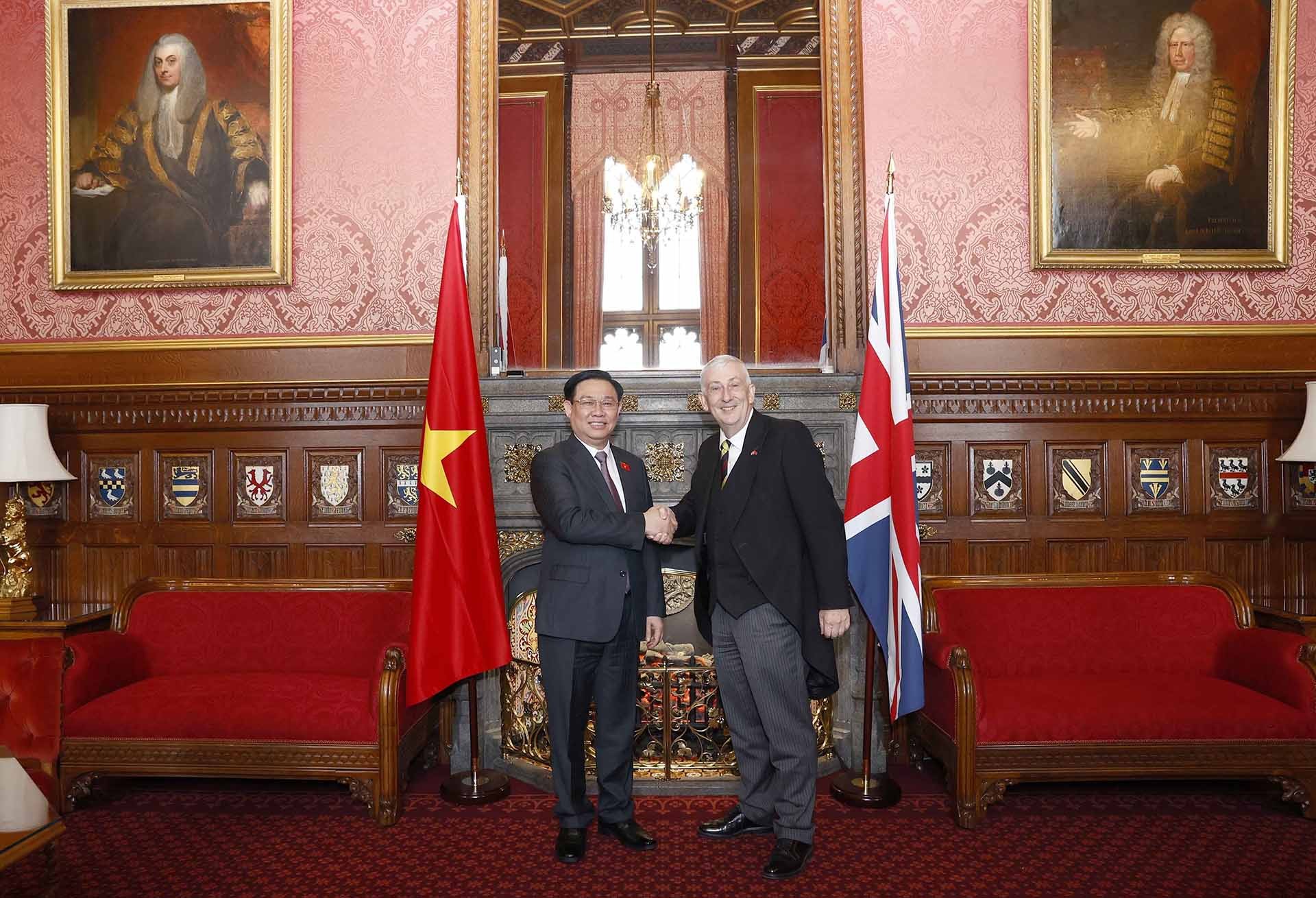 Entretien Vuong Dinh Hue - Lindsay Hoyle