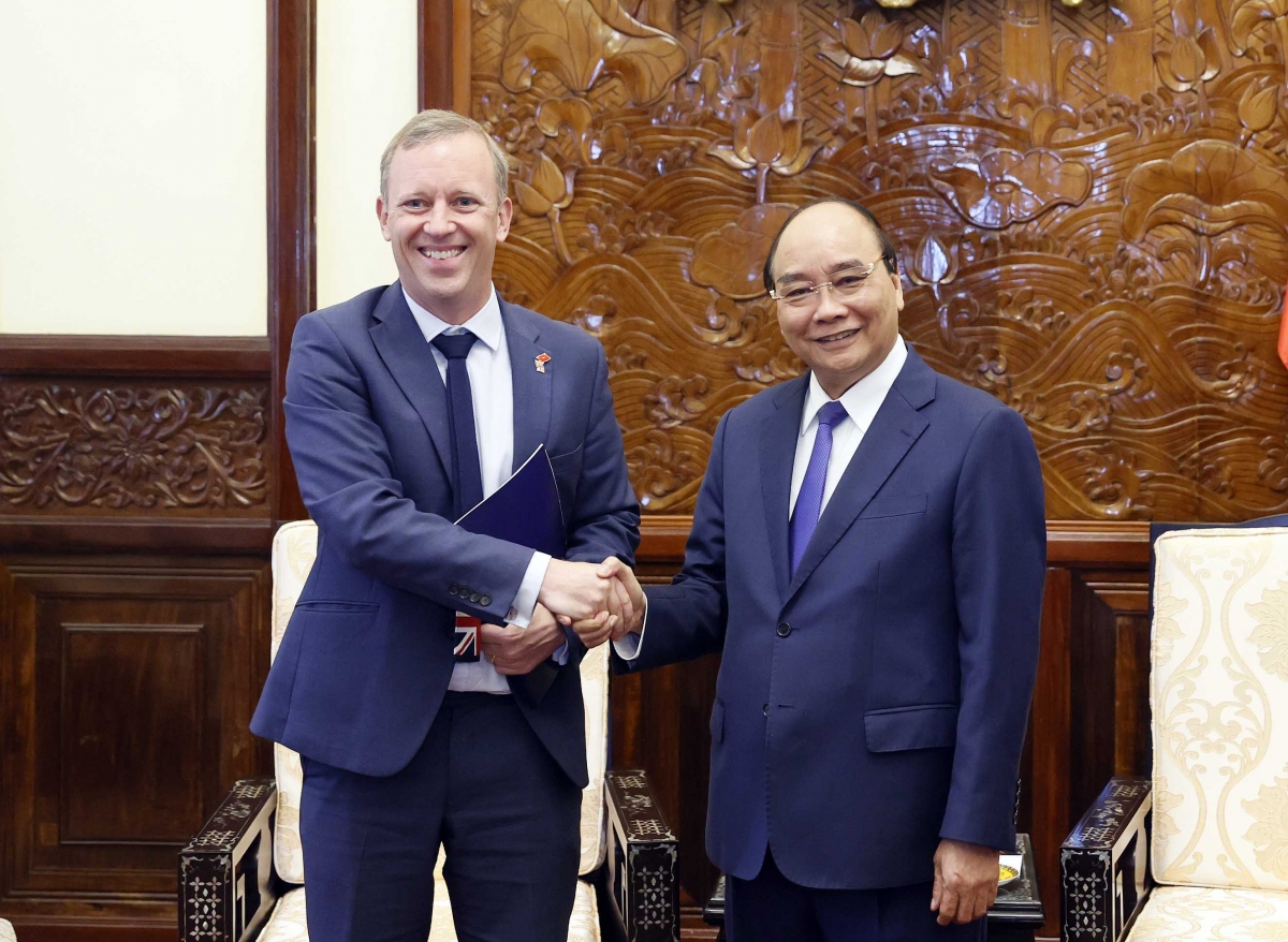 Le président Nguyen Xuan Phuc reçoit les ambassadeurs du Royaume-Uni et de Belgique