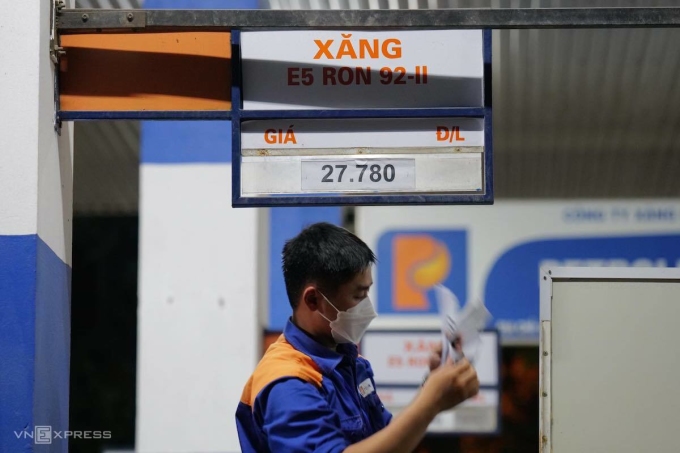 Les prix de l essence réduisent de plus de 3 000 dôngs le litre