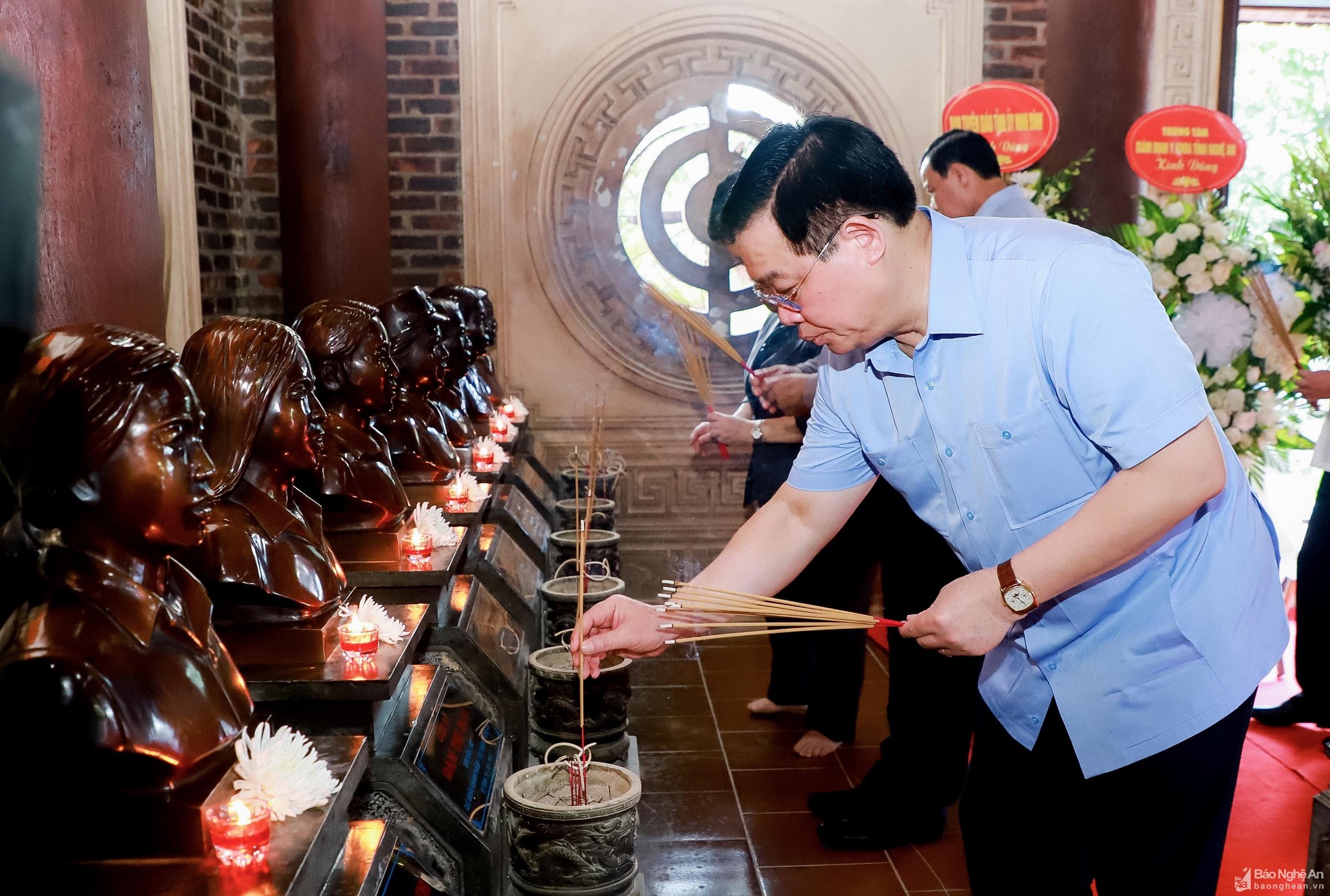 Le président de l’AN Vuong Dinh Hue offre de l encens pour commémorer les Morts pour la Patrie