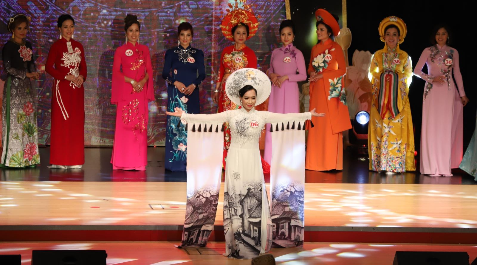 Finale du concours de beauté Mrs “Ao dai” en Europe 2022