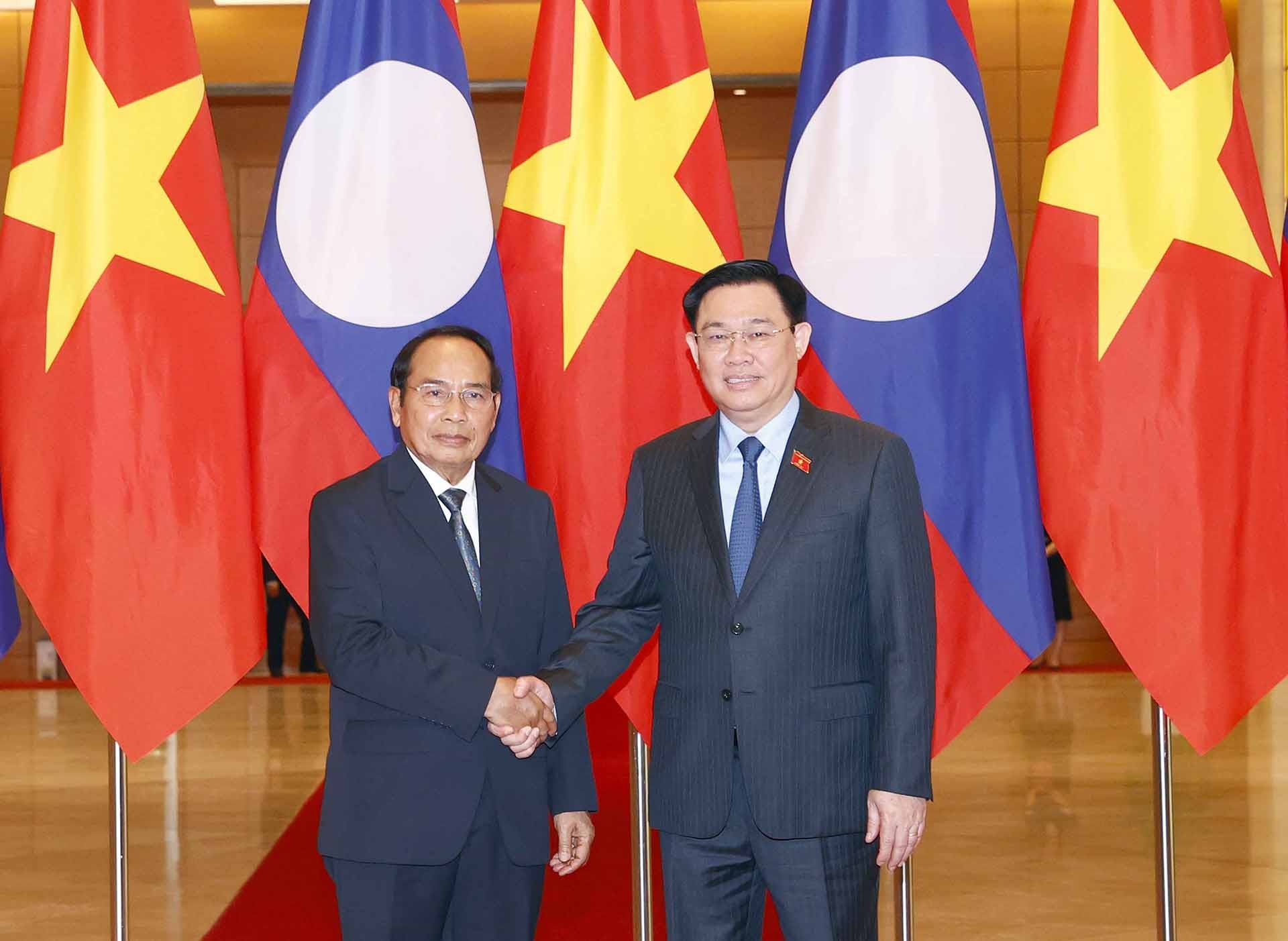 Le président de l AN Vuong Dinh Hue reçoit le vice-président lao Bounthong Chitmany