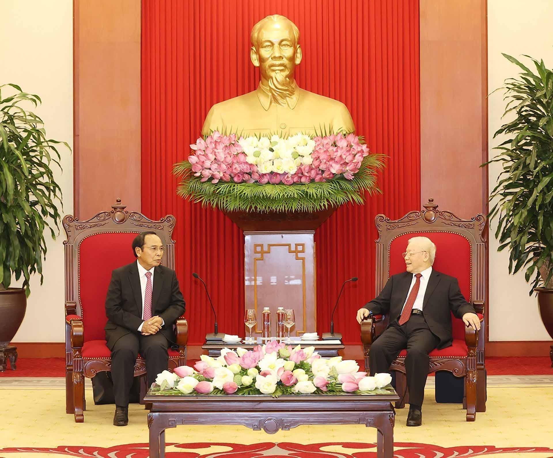 Le Vietnam prend en haute considération les relations avec le Laos