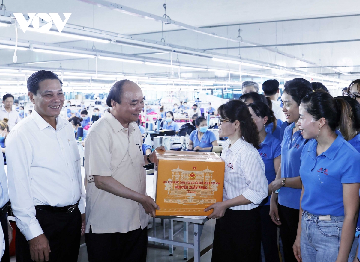 Le président Nguyen Xuan Phuc visite une usine de confection à Hai Phong