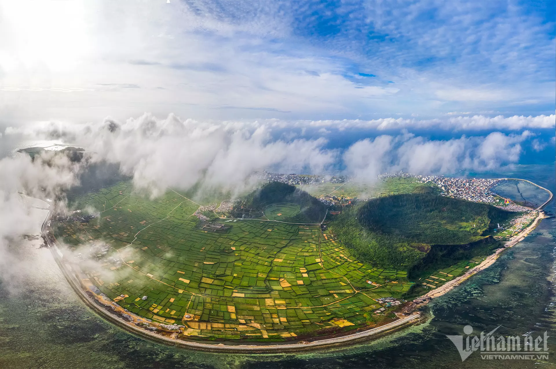 Quand les nuages se forment au-dessus d un volcan éteint à Ly Son
