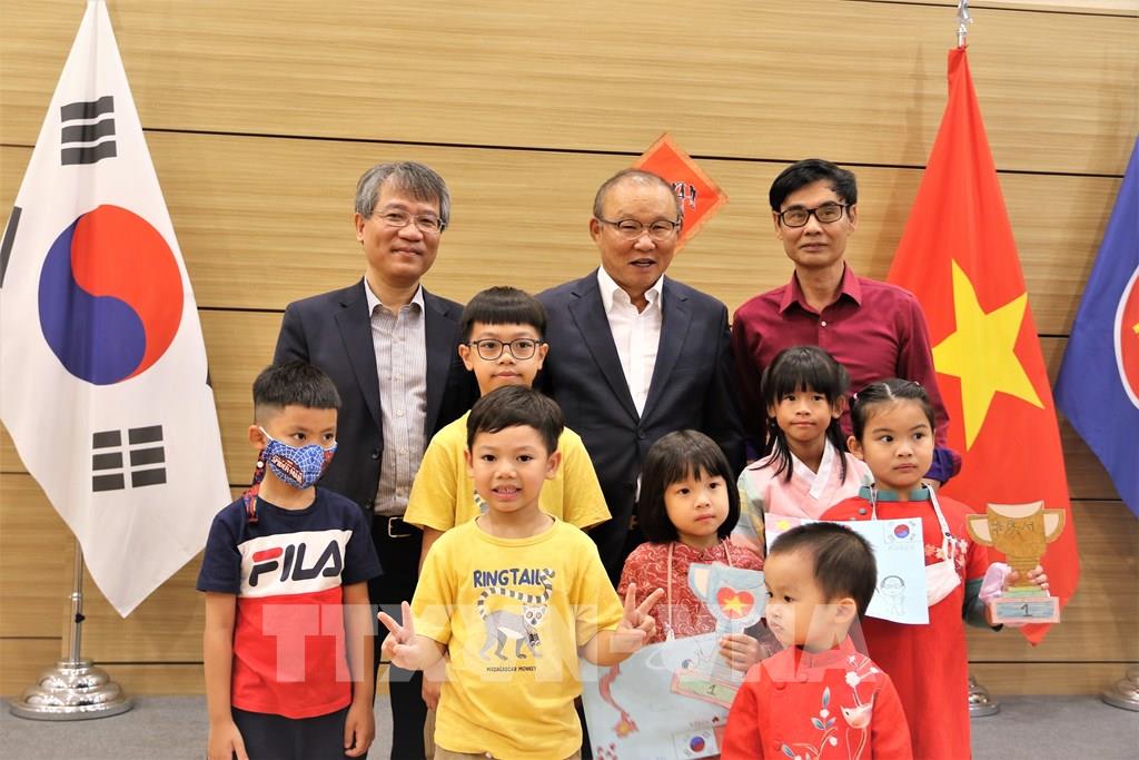 L’entraîneur Park Hang-seo souhaite soutenir le développement des jeunes footballeurs vietnamiens