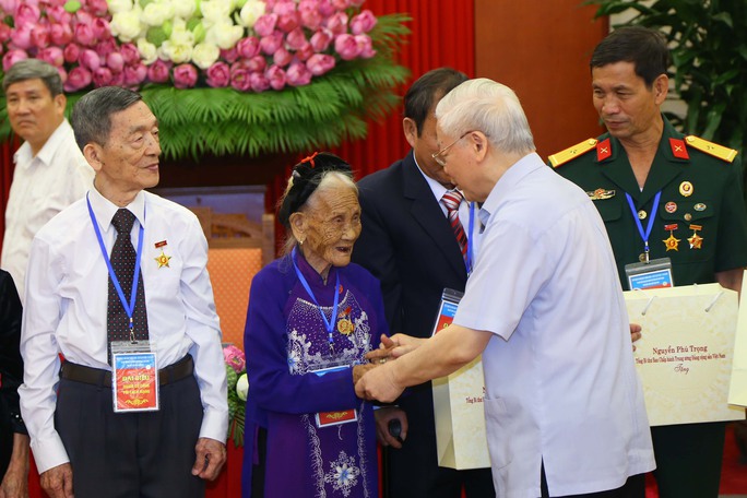 Le leader du PCV Nguyên Phu Trong rencontre des personnes méritantes à Hanoï