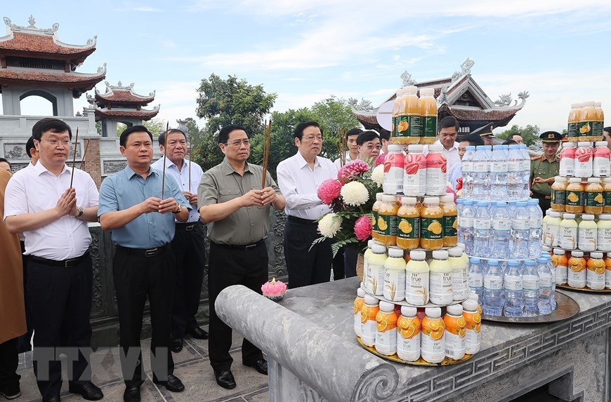 Le PM rend hommage au Président Hô Chi Minh et aux martyrs à Nghê An